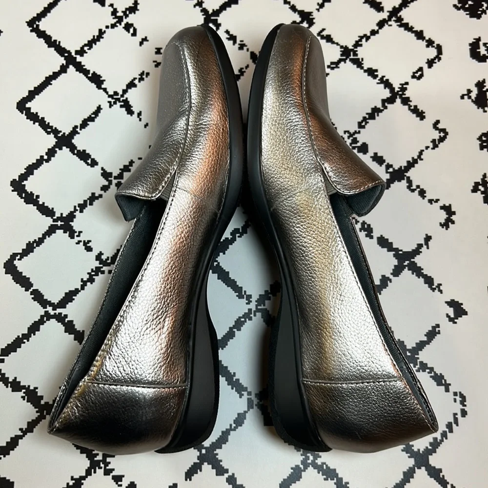 Trotters Metallic Pewter Loafers